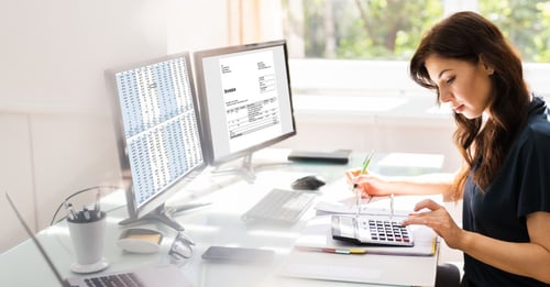 Femme utilisant un logiciel de comptabilité sur son ordinateur