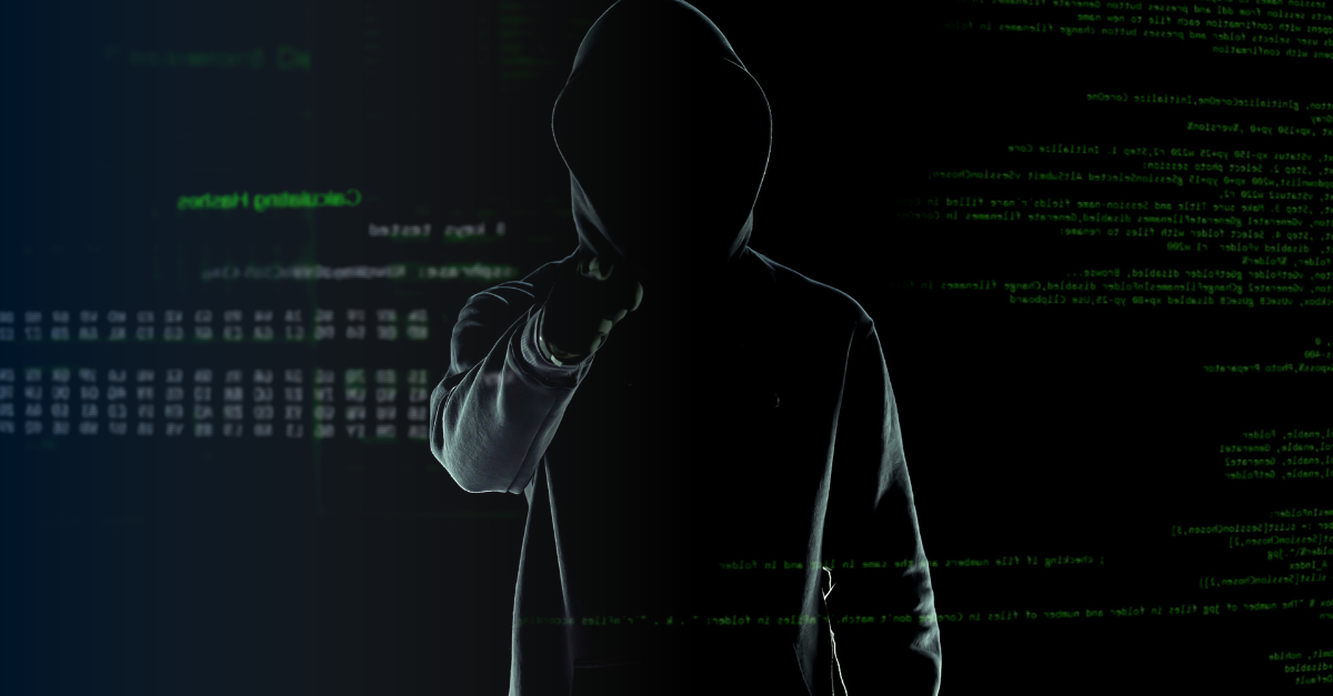 Personnage sombre et encapuchonné se tenant devant un code 