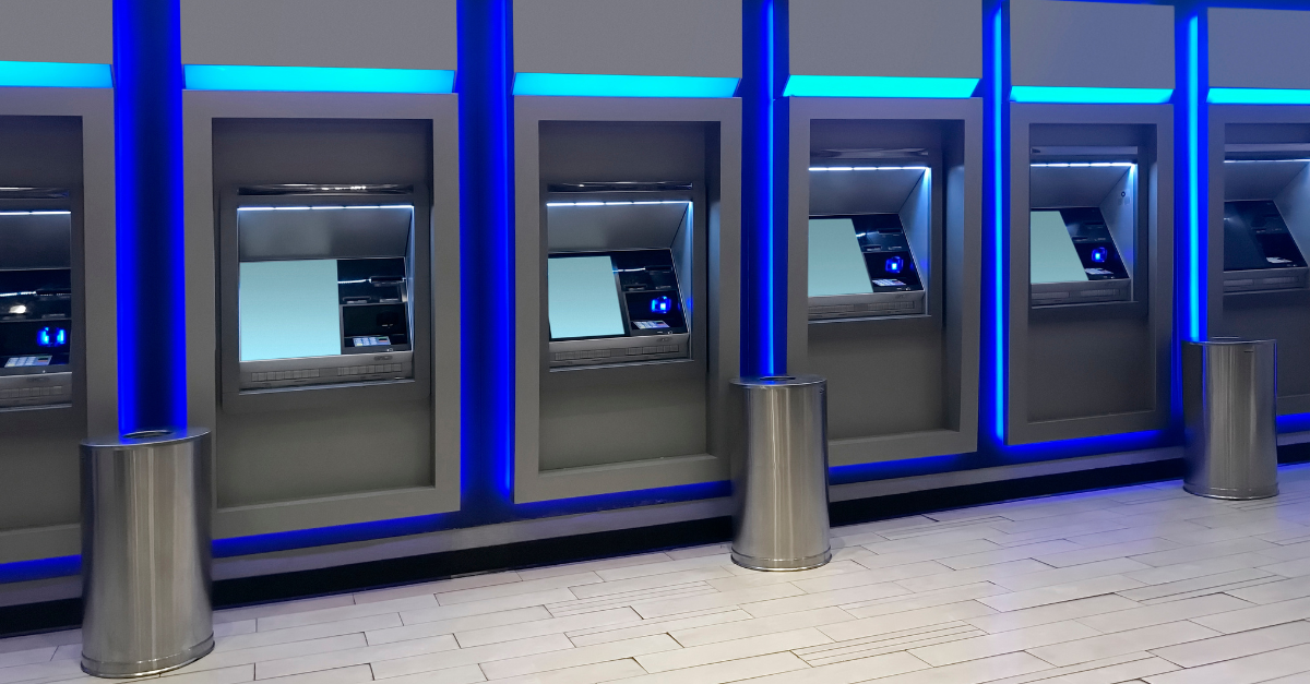 Parc de distributeurs automatiques de billets dans un aéroport