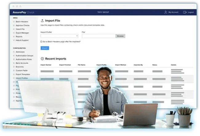 Écran du logiciel AssurePay Check avec un homme au bureau