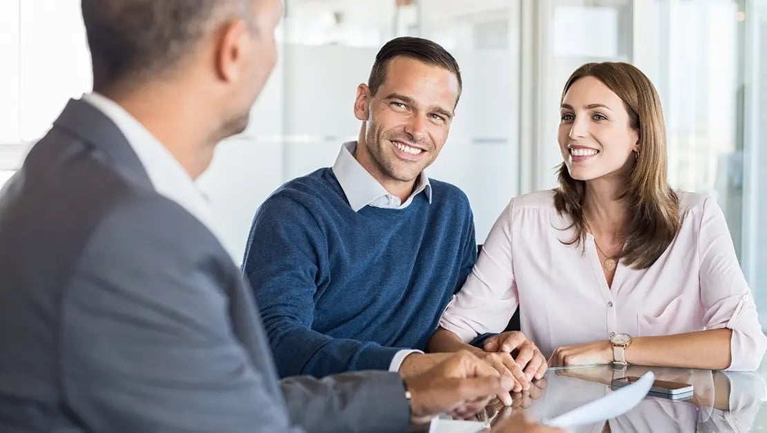 Homme et femme rencontrant un conseiller financier 