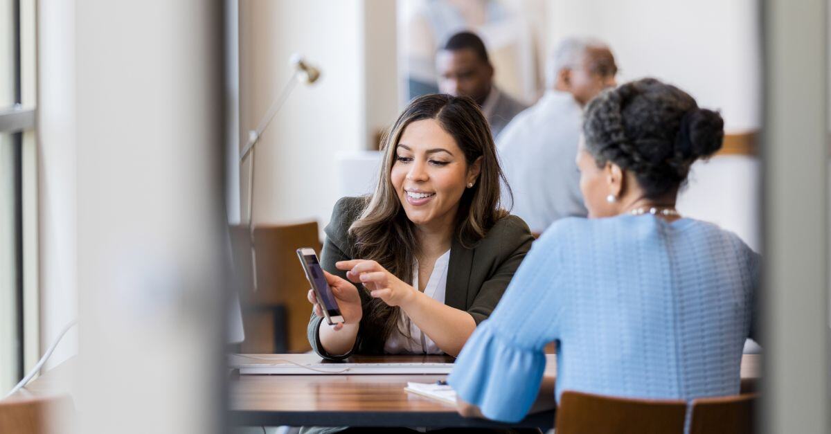 Professionnel de la banque aidant le client 