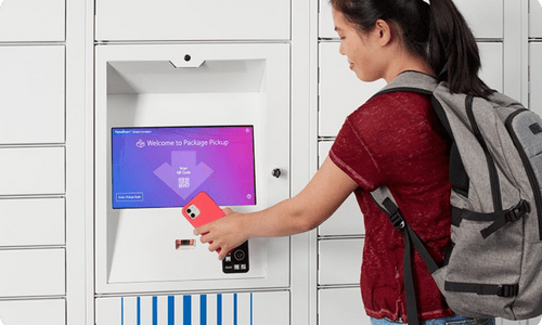 Un collégien utilise un casier à colis intelligent