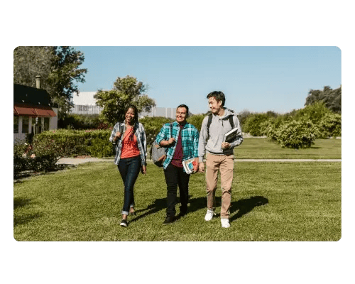 Étudiants se promenant sur le campus 