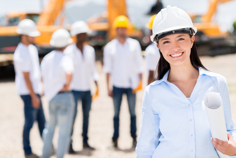 Femme architecte sur un chantier de construction, l'air heureux