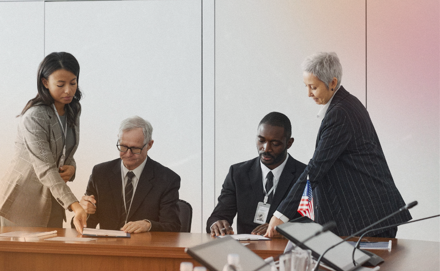 Des fonctionnaires examinent des documents