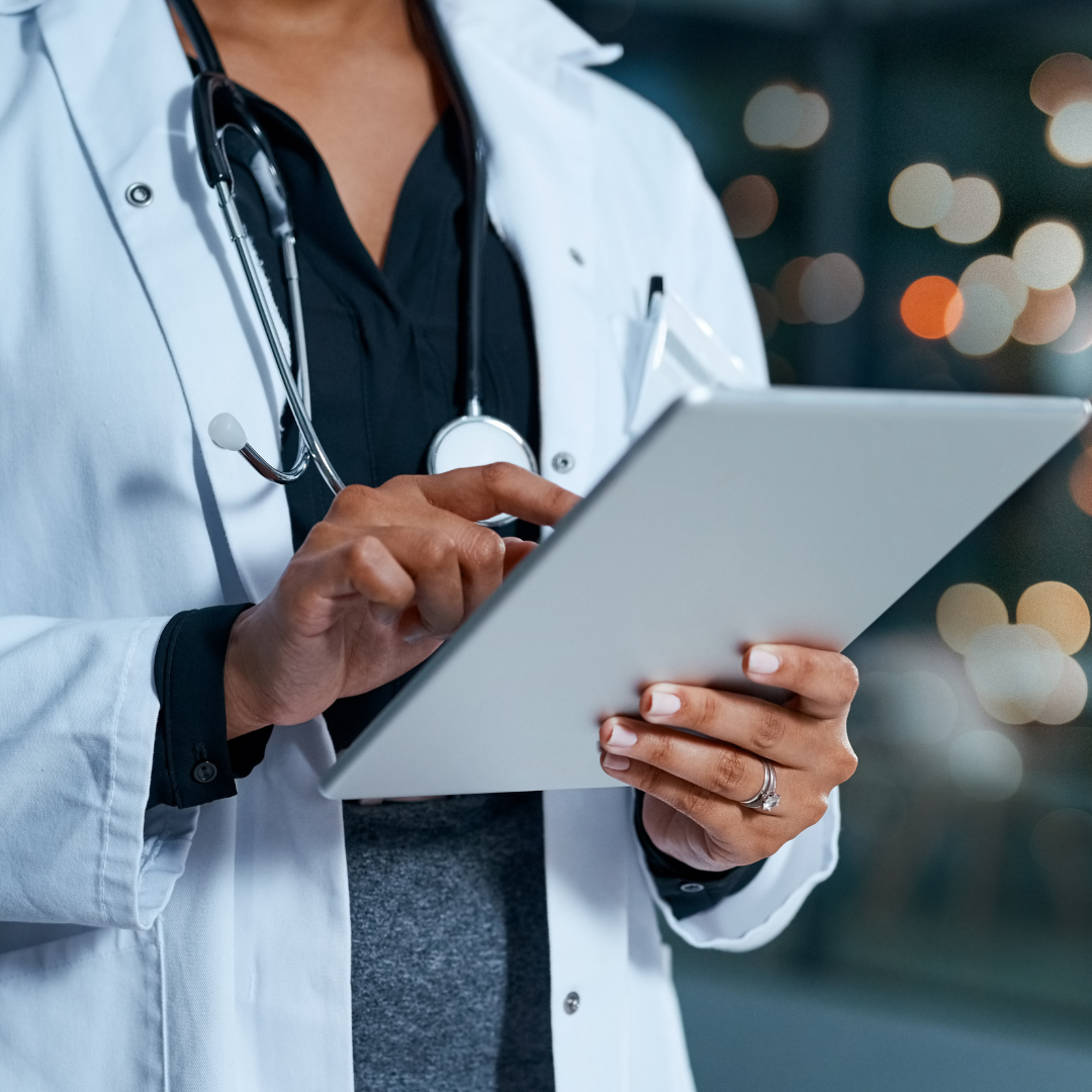 Médecin utilisant une tablette basée sur le cloud