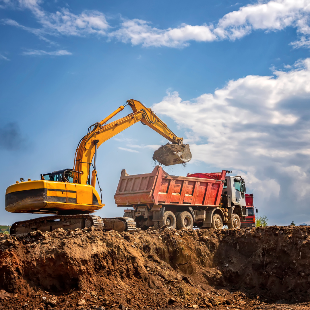 Chargement d'un véhicule de construction dans un camion-benne 