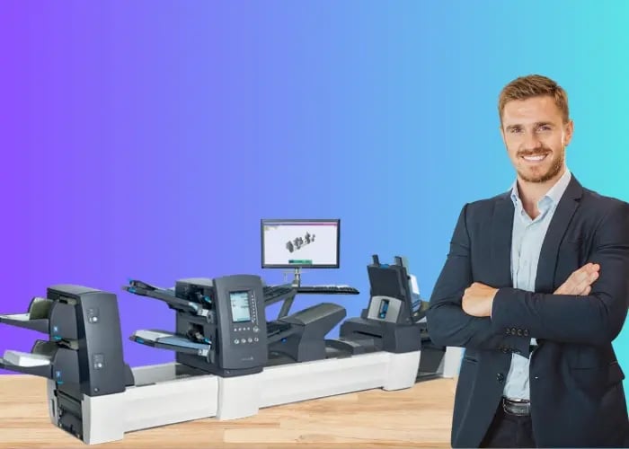 Homme avec la machine d'insertion de plis Relay 8000