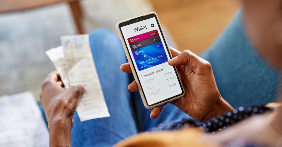 Femme utilisant un smartphone pour payer ses factures