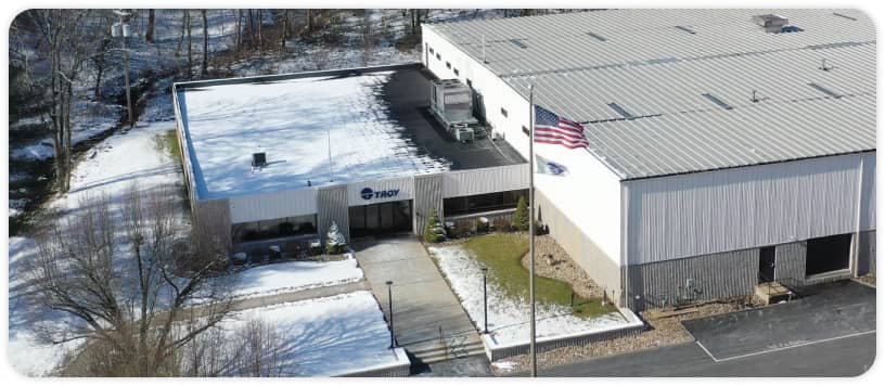 Vue du ciel en contre-plongée de l'immeuble de bureaux TROY 