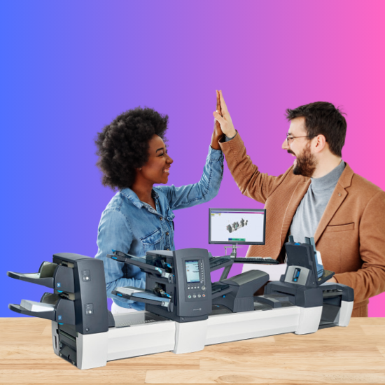 Des personnes se congratulent derrière une machine d'insertion de dépliants