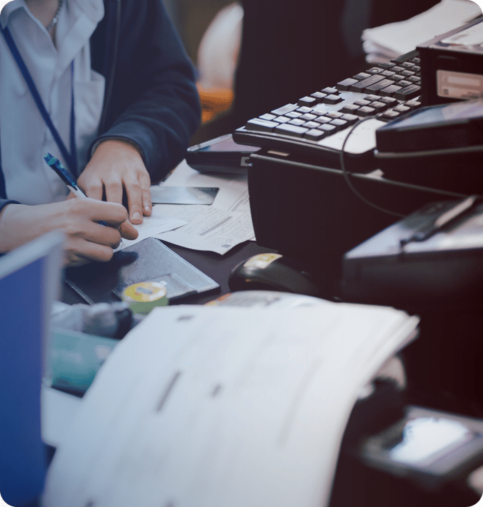 Femme à un bureau inscrivant des informations sur un chèque