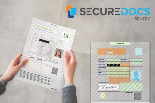 Personne tenant un document juridique avec les fonctionnalités ajoutées par SecureDocs Sentry