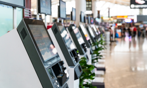 Machines en libre-service dans un aéroport