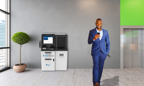 Homme en costume bleu s'éloignant d'une machine en libre-service 
