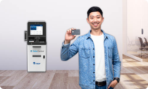 TellerCentral homme avec carte bancaire