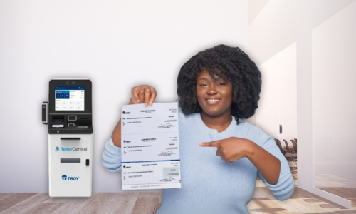 Une femme utilise un kiosque en libre-service pour imprimer un chèque de banque