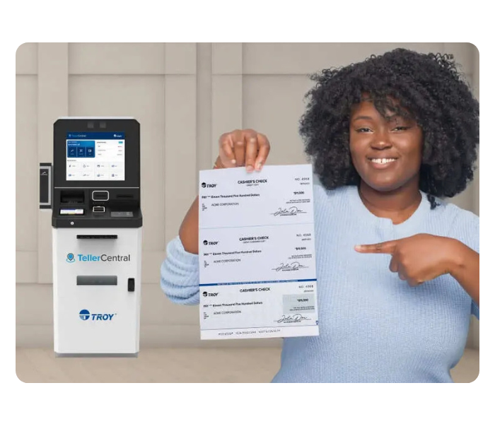 Femme tenant des chèques devant un guichet automatique bancaire