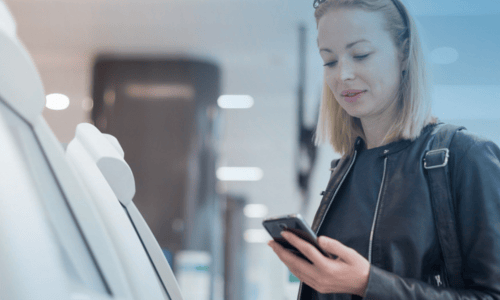 Femme au téléphone utilisant une photocopieuse en libre-service