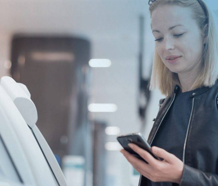Femme au téléphone utilisant une photocopieuse en libre-service