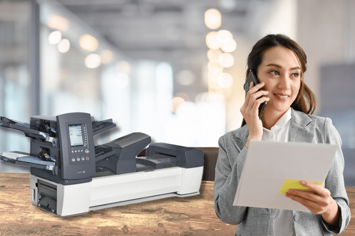 Femme au téléphone devant une machine d'insertion Relay