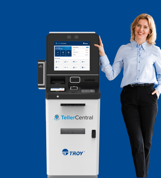 Femme debout à côté d'une machine TellerCentral