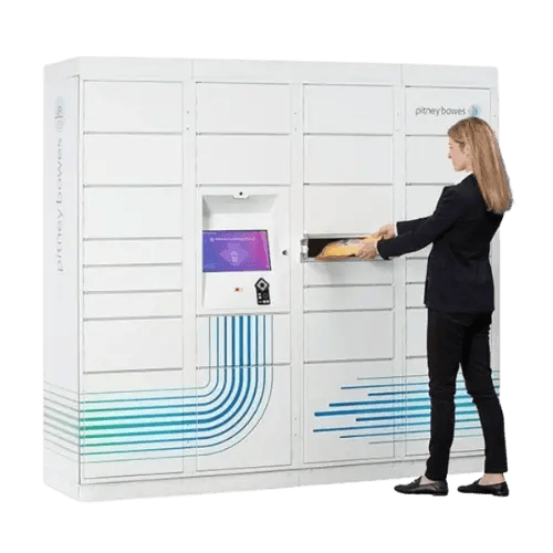 Femme utilisant le casier à colis intelligent ParcelPoint