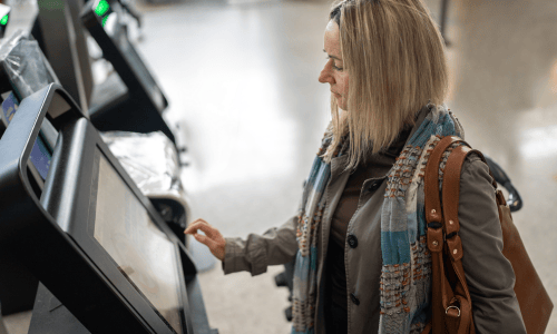 Femme utilisant un distributeur automatique de billets dans une banque
