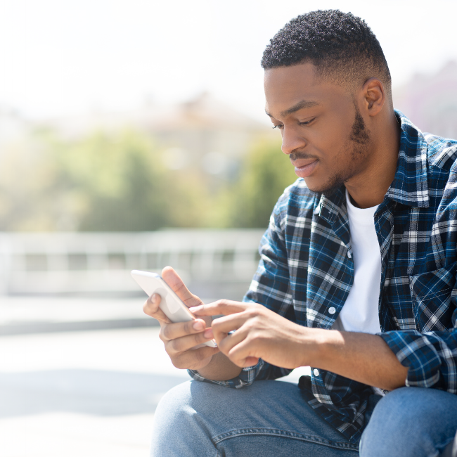 Homme utilisant un iPhone 