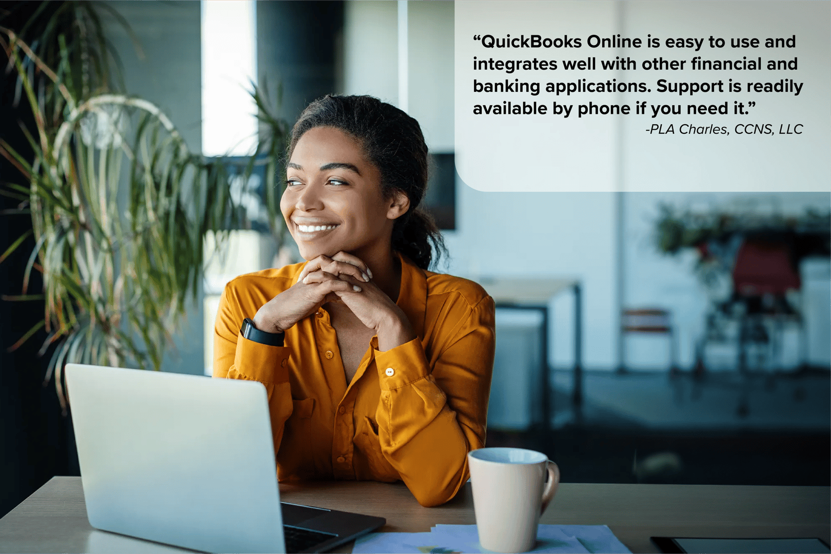 femme travaillant sur ordinateurQB