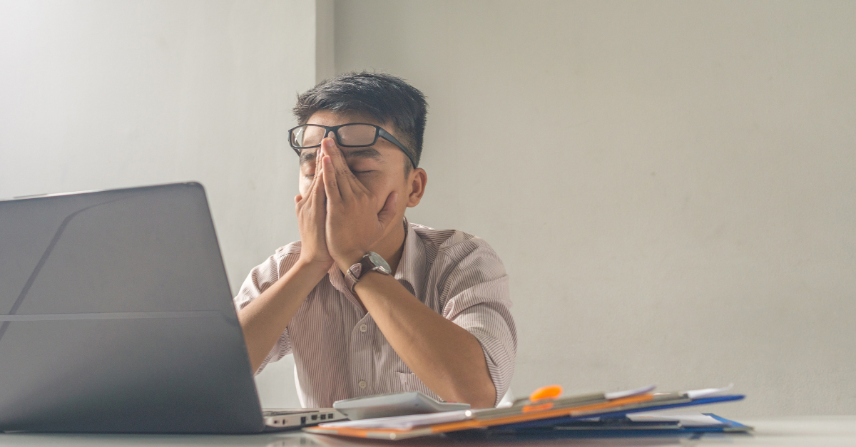 Homme frustré assis à son bureau