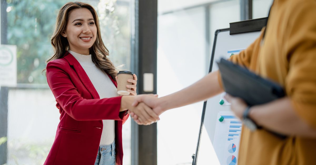 Femme serrant la main d'un client d'une banque 