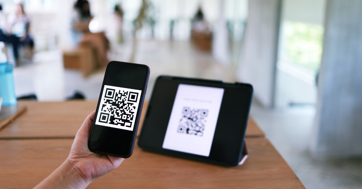 Personne utilisant le code QR pour le scanner via l'iPhone