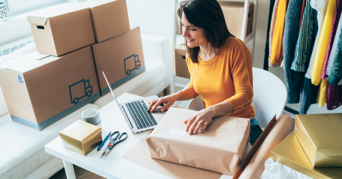 Propriétaire d'une petite entreprise avec packges