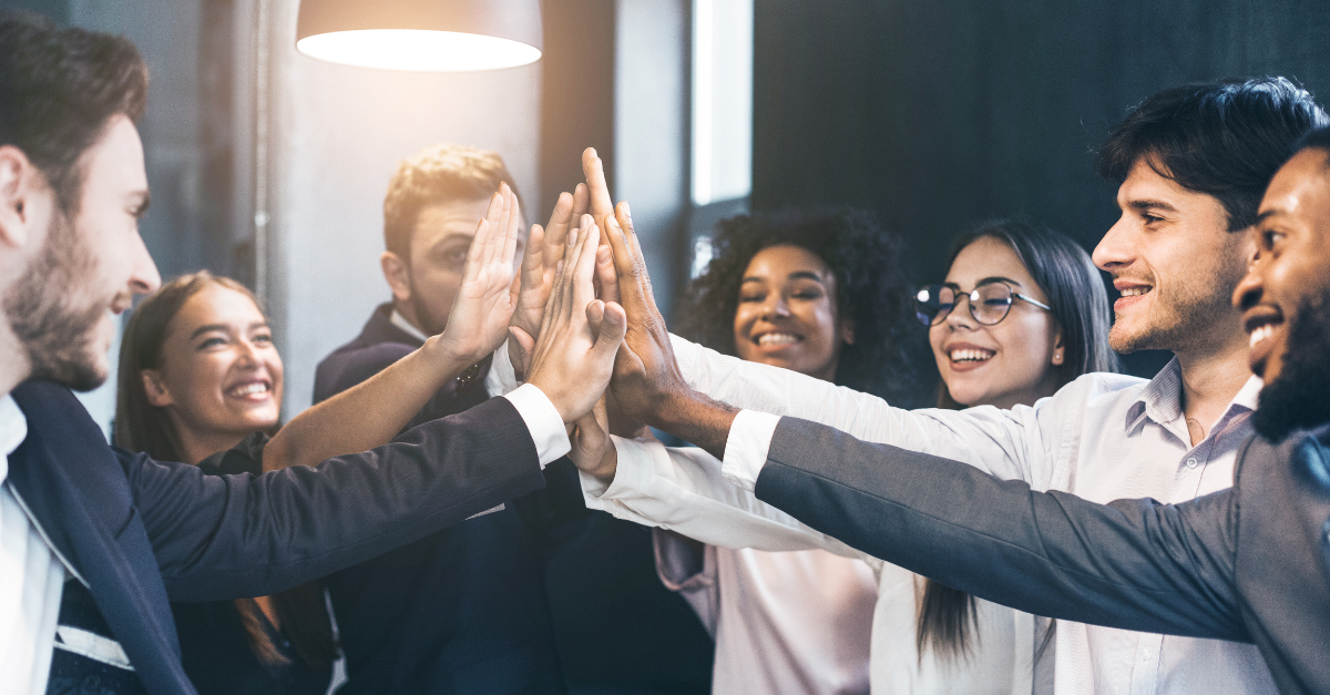 L'équipe du bureau se réjouit en se congratulant