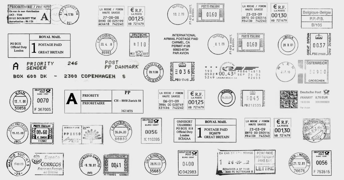 Un assortiment de timbres imprimés pour le courrier à affranchissement