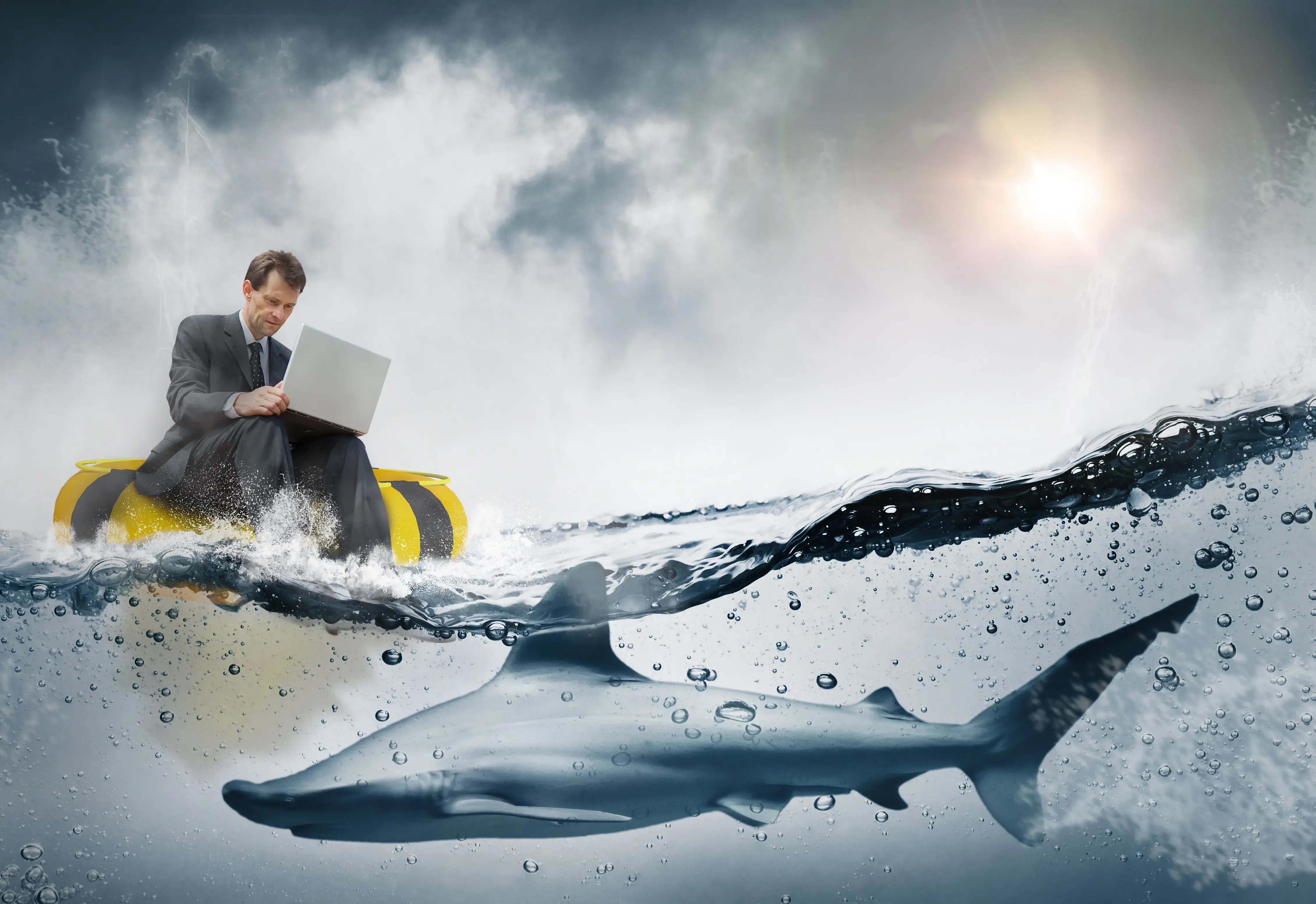 Homme avec un poisson dans l'eau