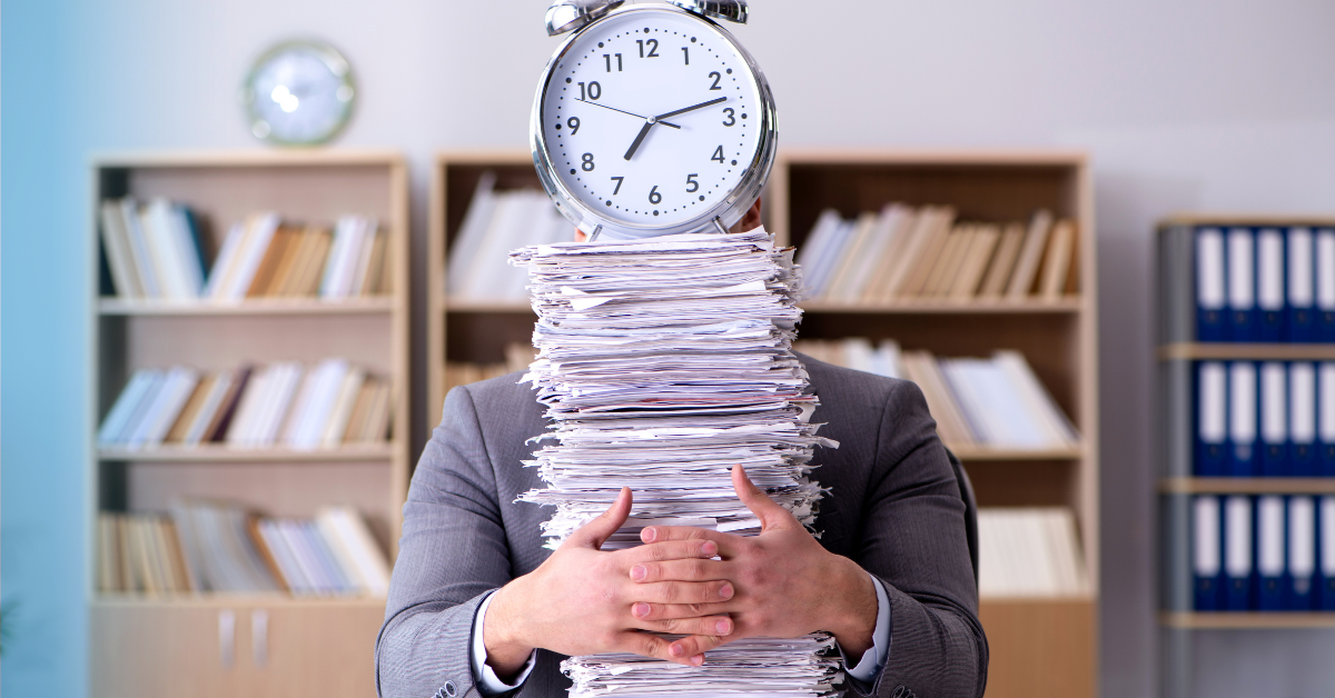 Personne se cachant derrière une pile de courrier surmontée d'une horloge 