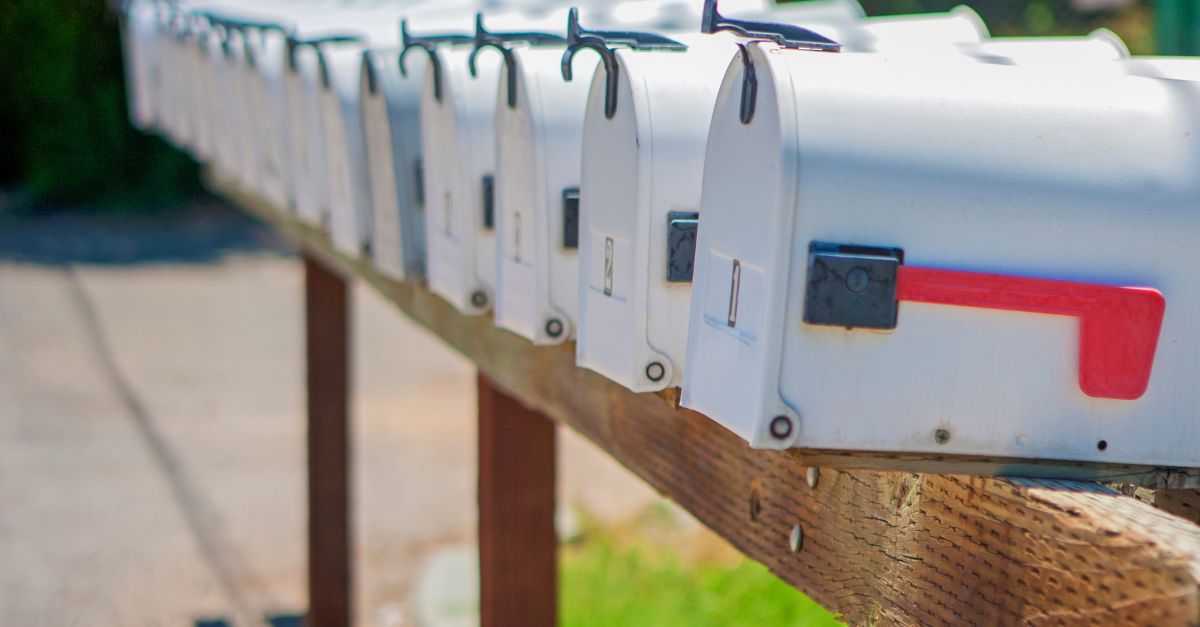 Boîtes aux lettres argentées en série