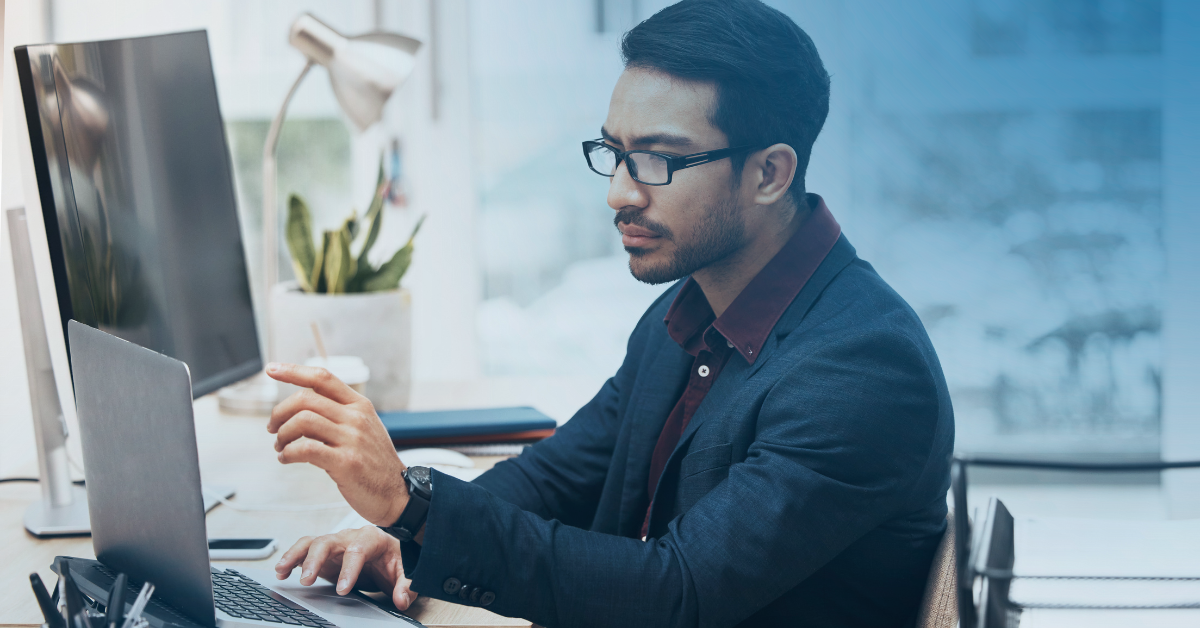 Homme dans son bureau utilisant un logiciel d'impression de chèques