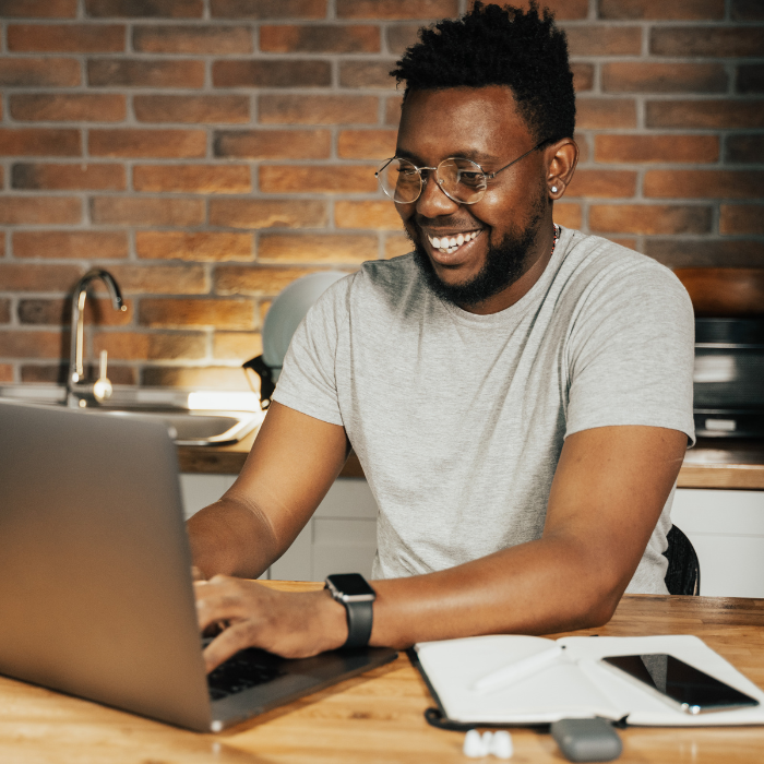 Homme utilisant un logiciel d'envoi de courrier à un bureau de copie