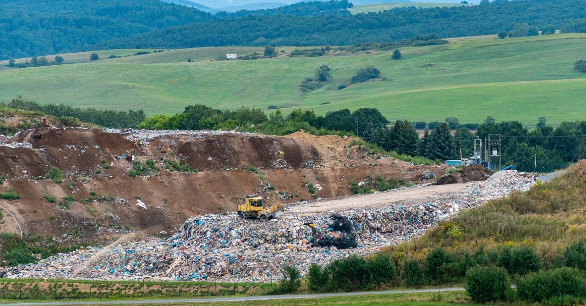 Décharge avec une quantité écrasante de déchets