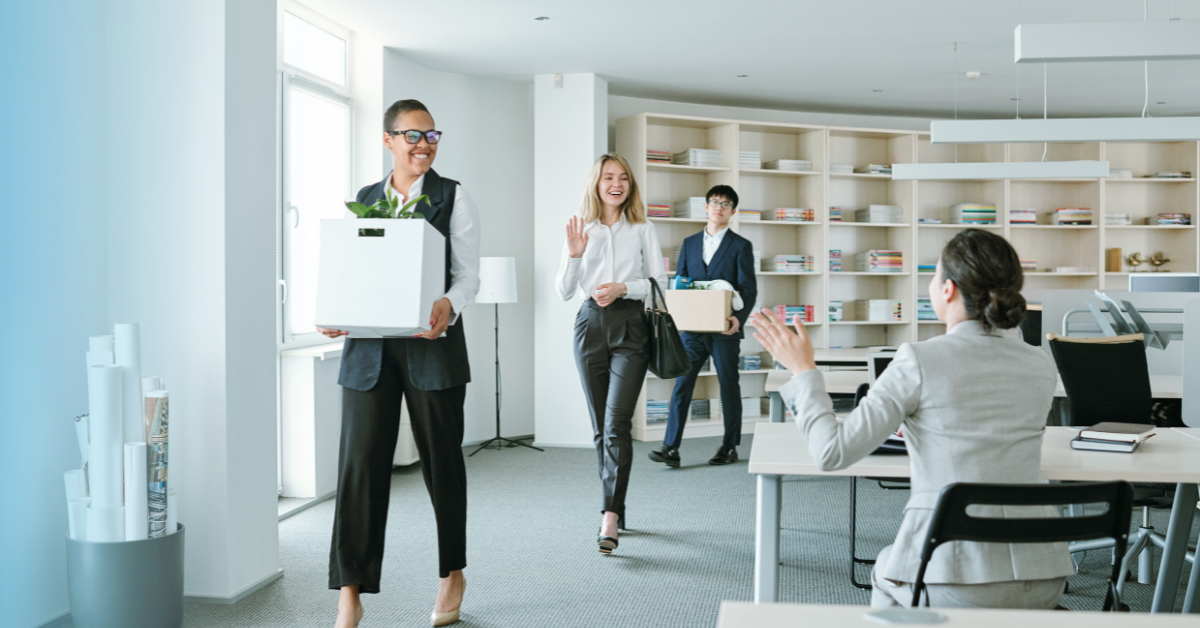 Salariés rentrant au bureau et accueillis par un collègue de travail 