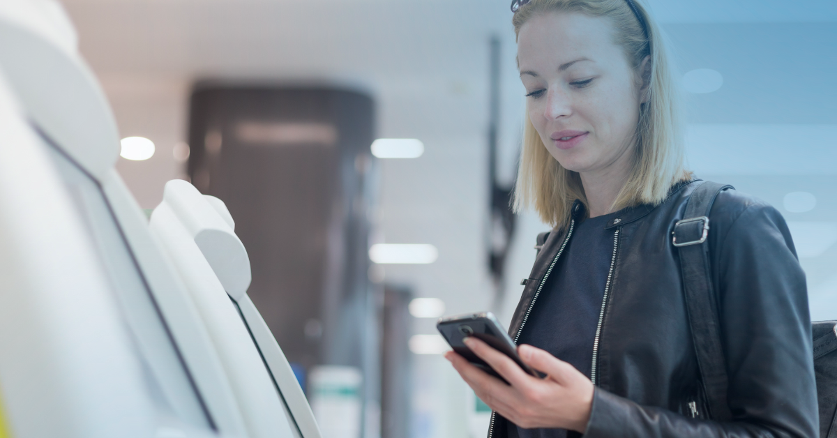 Femme au téléphone utilisant une machine ITM